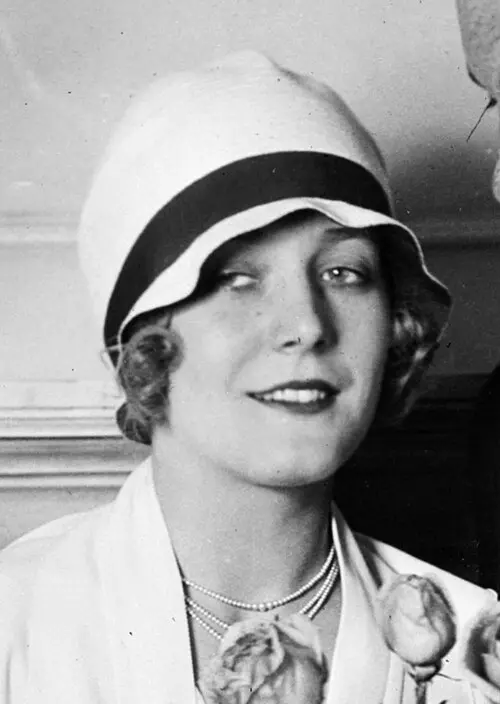 The Complete History of Hats: How Headwear Shaped Fashion and Culture Through the Ages 19 Vilma Bánky wearing a cloche hat, 1927 portrait