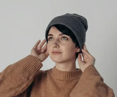 Woman wearing a everyday beanie